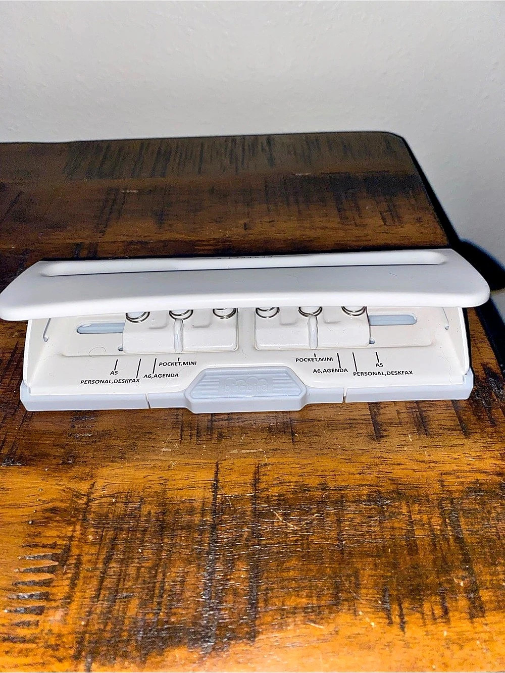 Fully adjustable 6 hole punch